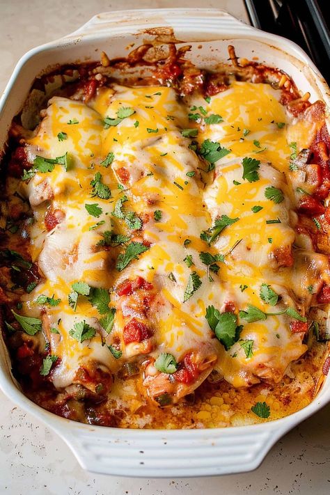 Cheesy Salsa Chicken: Quick Weeknight Dinner Recipe Cheesy Salsa Chicken, Chicken And Salsa, Chicken And Chorizo Pasta, Broccoli Recipes Side Dish, Burger Side Dishes, Chicken Salsa, Broccoli Side Dish, Pan Seared Chicken, Easy Pasta Salad Recipe