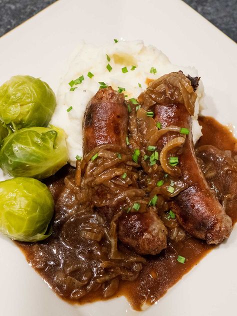 Bangers and Mash with Onion Gravy Easy Irish Recipes, Irish Potato Pancakes, Buttermilk Mashed Potatoes, Wine Gravy, Red Wine Gravy, Traditional Irish Soda Bread, Pork Sausages, Sausage Dinner, Irish Dishes