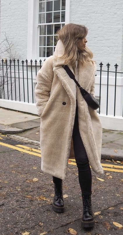 Veshje Per Femra, Cream Teddy Bear Coat Outfit, Cream Teddy Coat Outfit Winter, Cream Borg Coat Outfit, Winter Teddy Coat Outfit, Cream Sherpa Coat Outfit, Sherpa Long Coat Outfit, Long Fuzzy Coat Outfit, Cream Teddy Coat Outfit