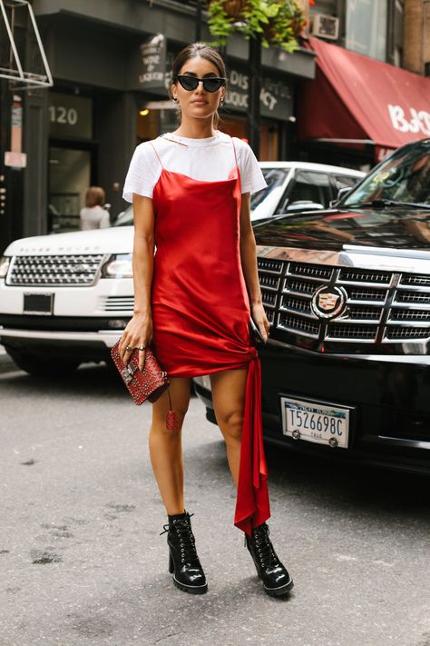 Outfit Vestido Rojo, Slip Dress Street Style, Street Style Vintage, Fashion Guys, Vogue Editorial, New York Street Style, New York Fashion Week Street Style, Street Dress, Nyfw Street Style