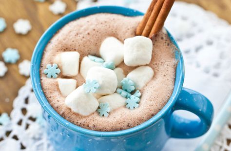 Hot Chocolate And Marshmallows, Hot Chocolate Marshmallows, Chocolate Caliente, Winter Blues, Blue Christmas, Baby Cold, Marshmallows, Coffee Time, Hot Cocoa