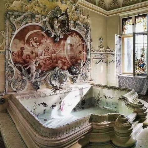 Victorian Bathtub, بيوت ملكية, Victorian Bath, Visuell Identitet, Abandoned Mansion, Abandoned House, Beautiful Interior Design, Dream Room Inspiration, Abandoned Houses