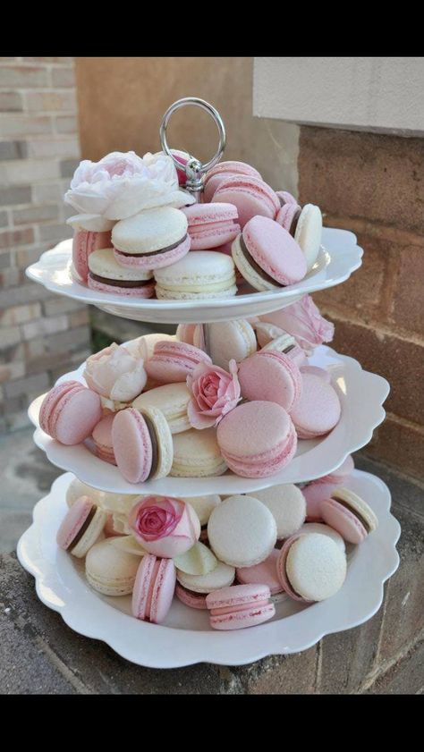 Macaron Set Up, Macaroon Stand Display, Pink And White Macarons, Pink And White Cookies, How To Display Macarons, Parisian Sweet 16, Display Macarons, Macarons Stand, Macaroon Stand