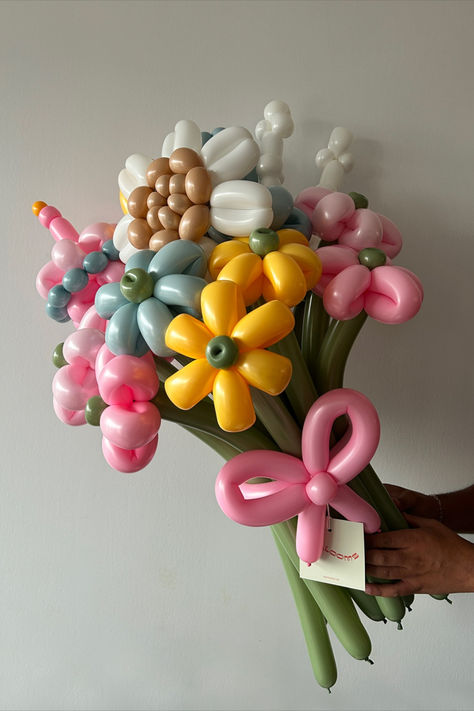 Birthday Balloon Bouquet Diy, Giant Balloon Bouquet, Balloon Flower Bouquet, Flower Balloons Diy, Cute Balloons, Flower Balloons, Balloons Bouquet, Balloon Bouquet Diy, Balloon Designs