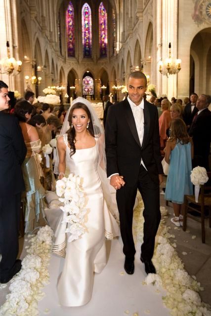 Eva Longoria and Tony Parker married in 2007 Eva Longoria Wedding, Grace Kelly Wedding, Famous Wedding Dresses, Celebrity Wedding Photos, Celebrity Bride, Tony Parker, Celebrity Wedding Dresses, Iconic Weddings, Hollywood Wedding