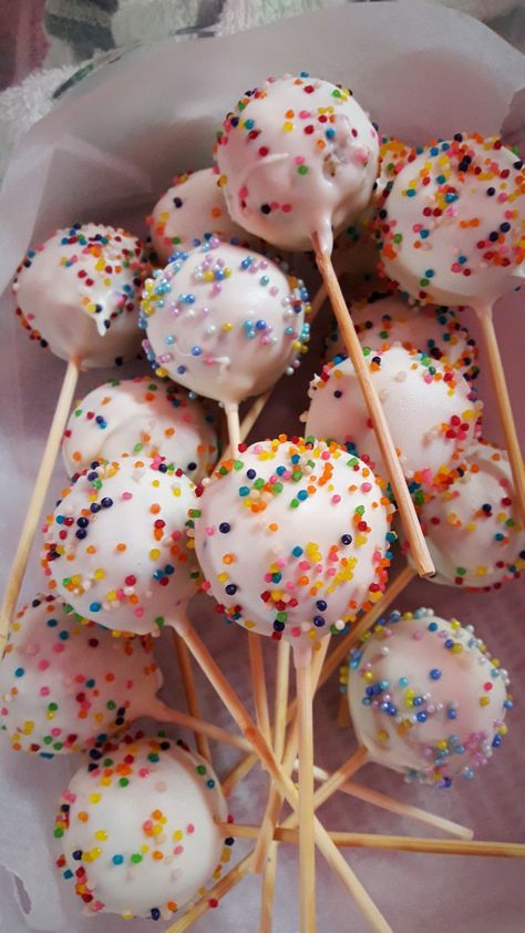 Cake Pops Pictures, Birthday Snack Food, Preppy Cake Pops, Pretty Food Desserts, Birthday Snacks Ideas, Birthday Sweets Ideas, Cake Pops Aesthetic, Birthday Snack Ideas, Cute Things To Bake