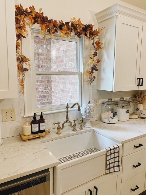 Fall Home decor ideas Kitchen Window Decor Ideas, Kitchen Window Decor, Kitchen Sink Window, Sink Decor, Fall Kitchen Decor, Cozy Fall Decor, Fall Kitchen, Farmhouse Fall Decor, Fall Outdoor Decor