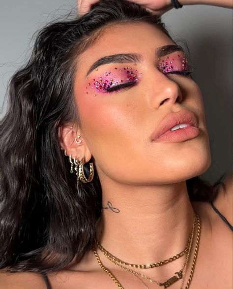 Pink Face Gem Makeup, Glitz And Glam Hair And Make Up, Pink Futuristic Makeup, Pink Face Jewels, Pink Bling Makeup, Pink Gemstone Makeup, Colorful Rhinestone Makeup, Pink Eyeshadow Rhinestones, Glitter Makeup Ideas Festival