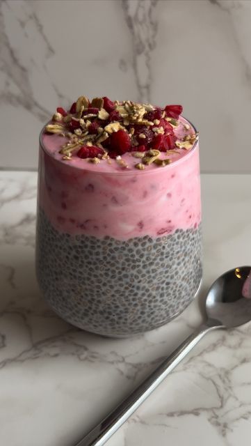 Alice | easy healthy recipes on Instagram: "RASPBERRY CHIA PUDDING PARFAIT ♥️ This is a great healthy breakfast idea, and is high in protein without protein powder. Chia seeds are high in fibre, protein and omega 3 and taste lovely with yogurt, raspberries and granola! SAVE this for later and follow for more recipes like this. INGREDIENTS (serves 1) 👩🏻‍🍳 Chia layer ➡️ 3 tbsp chia seeds ➡️ 120ml milk ➡️ 1/2 tsp maple syrup Yoghurt layer ➡️ 100ml vanilla yoghurt ➡️ handful raspberries Top Easy Healthy High Protein Meals, Chia Pudding Toppings, Raspberry Breakfast Recipes, Light Breakfast Ideas Healthy, Chia Pudding Aesthetic, High Fibre Recipes, Healthy Food Protein, Healthy Snacks Sweet, Healthy Recipes Sweet