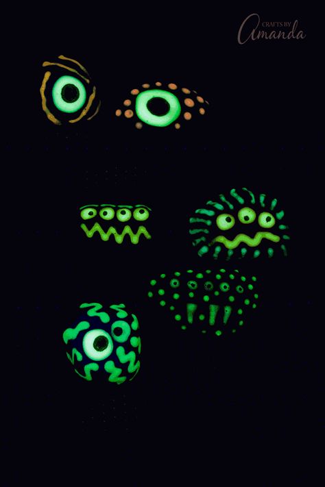 Make glow in the dark monster rocks this Halloween for some spooky fun! Glow In The Dark Stones, Hallowen Crafts, Decorated Rocks, Diy Glow In The Dark, Ideas For The Garden, Glow Rock, Monster Rocks, Children Garden, Rock Painting Supplies