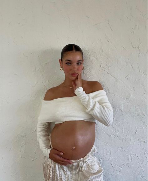 Pregnant Latina, Jasmine Tookes Pregnant Outfits, Curly Hair Pregnant Women, Black Woman Pregnant Aesthetic, Pregnancy Hairstyles, Gina Rodriguez Pregnant, Hairstyle Curly, 3rd Trimester, Pretty Pregnant