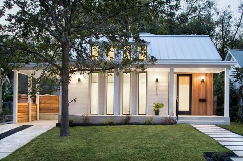 North Hyde Park Residence by Clark Richardson Architects Rest House Design, Transitional Exterior, Cedar Cladding, Carport Designs, Rest House, Contemporary Exterior, Modern Ranch, Painted Brick, Hyde Park