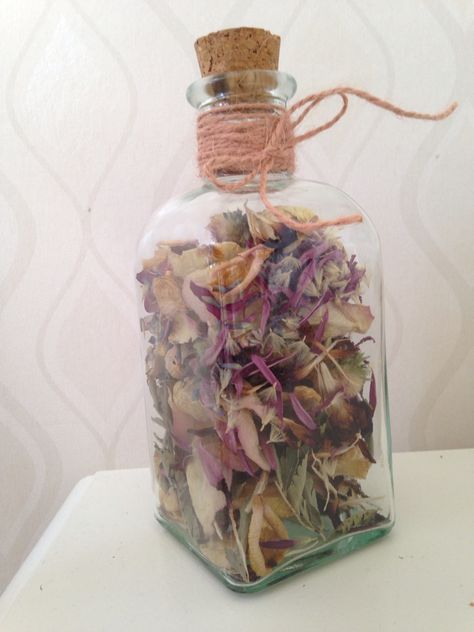 What to do with the bouquet after the wedding? We dried the flowers and collected some of the petals in a jar. Dried Flower Petals In A Jar, Flower Petal Keepsake Ideas, Ideas For Dried Wedding Bouquet, What To Do With Dried Flower Petals, What To Do With Wedding Flowers After, Dried Flower Keepsake Ideas, Things To Do With Flower Petals, Dried Bouquet Ideas, Dried Petals Ideas