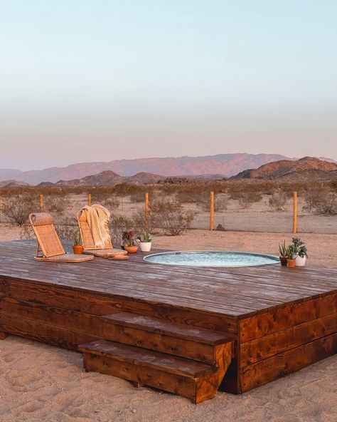 Joshua Tree Hot Tub, Joshua Tree Landscaping, Cowboy Pool Ideas, Desert Tiny House, Airbnb Build, Desert Oasis Backyard, Cowboy Pools, Machine Elves, Round Stock Tank