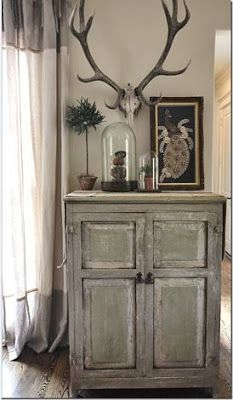 Eye For Design: Decorating With Antlers.......Rustic AND Elegant Decorating With Antlers, Mantel Styling, Cloche Decor, Trumeau Mirror, Cool Ideas, French Inspired, Design Thinking, Hippie Chic, Decoration Table