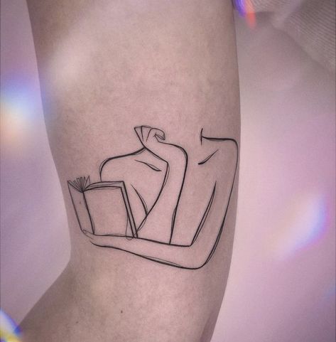 Small Book Tattoo, Literature Tattoos, Tattoo Ladies, Reading Tattoo, Book Lover Tattoo, Tattoo Modern, Bestie Tattoos, Bookish Tattoos, Silhouette Tattoos