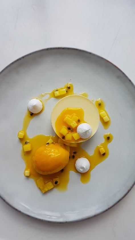 Summer Fine Dining, Papaya Dessert, Plated Dessert Ideas, Trending Desserts, Unusual Dessert, Fine Dining Desserts, Gourmet Food Plating, Plated Dessert, Mango Pineapple