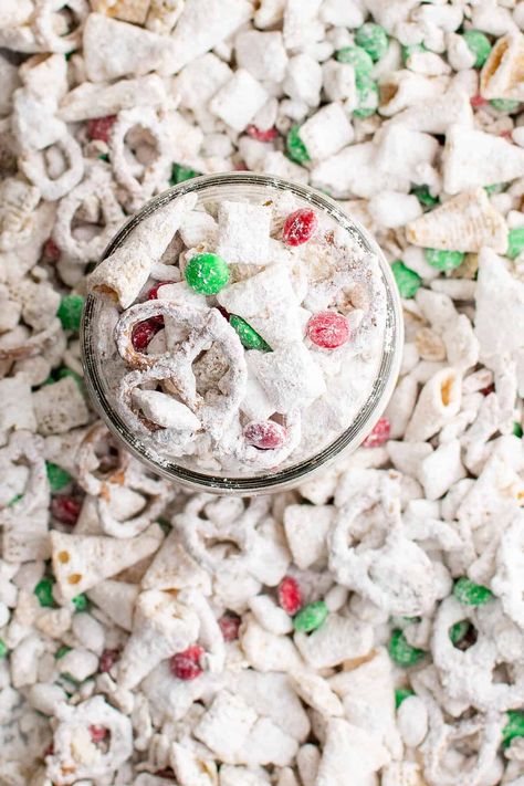 Christmas Chex Mix Trash Mix Recipe, Christmas Chex Mix, Whoopee Pie, Easy Snack Mix, Chex Mix Christmas, Christmas Treats To Make, Peach Scones, The Salty Marshmallow, Salty Marshmallow