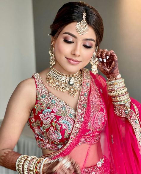 Pink Lengha Jewellery, Makeup With Pink Lehenga, Pink Lehenga Makeup Look, Lehenga Jewellery Ideas, Haldi Makeup, Bridal Choli, Lengha Design, Hairstyles For Gowns, Pink Eyeshadow Look