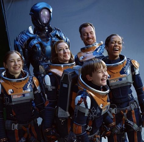 Will Robinson Lost In Space, Adorable Backgrounds, Lost In Space Cast, Maxwell Jenkins, Penny Robinson, Science Fiction Tv Series, Ur Mum, The 100 Characters, Space Family