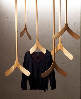 accessoire bois / design  #wood #design Vstupná Hala, Clothes Hanging, Hanger Design, Clothes Hangers, Boutique Interior, Retail Interior, Display Design, Shop Display, Retail Display