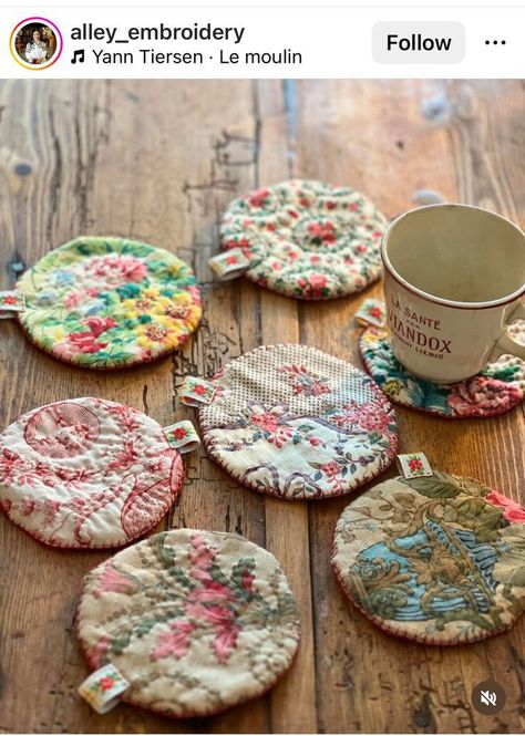 Patchwork Coasters, Christmas Ornaments Sewing, Scrap Fabric Crafts, Patterns Fabric, Crazy Patchwork, Christmas Ornaments Diy, Sew Ins, Xmas Trees, Fabric Coasters