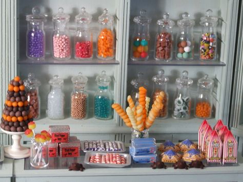 Tienda de caramelos en miniatura   -   Miniature candy shop Dollhouse Bakery, Miniature Candy, Dolls House Shop, Miniature Foods, Barbie Food, Candy Display, Tiny Treats, Doll Food, Mini Craft