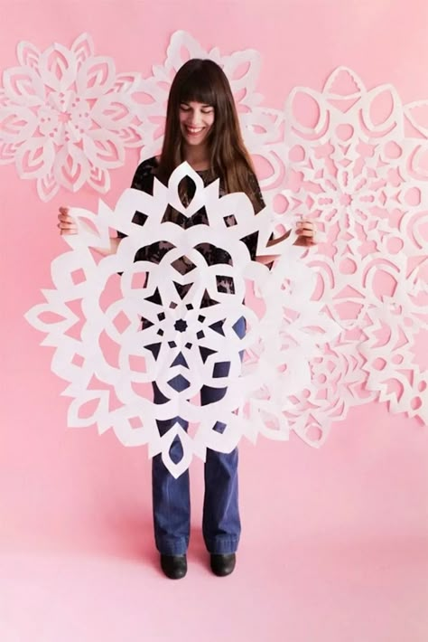 Diy Paper Snowflakes Pattern, Snowflakes For Kids, Diy Paper Snowflakes, Diy Paper Crafts Ideas, Christmas Snowflakes Crafts, Snowflakes Diy, Snowflake Crafts, Paper Snowflake Patterns, Diy Christmas Snowflakes