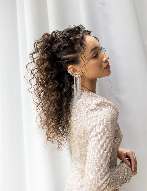 Gala Hairstyles, Curly Balayage, Curly Updos, Low Bun Updo, Quinceañera Ideas, Half Updo Hairstyles, Bridal Party Hair, Wedding Hairstyles Bride, Curly Updo