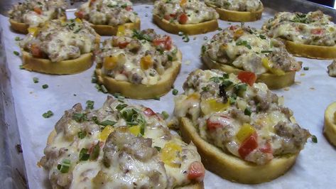 Sausage Crostini, Fancy Appetizer Recipes, Toasted Crostini, Crostini Appetizers, Fancy Appetizers, Christmas Dishes, Appetizer Dips, Day 6, Italian Sausage