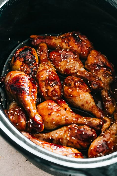 Soy sauce, sriracha, honey and balsamic vinegar bring amazing flavor to these super tender Slow Cooker Asian Glazed Chicken Drumsticks! You’re going to love this easy chicken dinner recipe. Asian Chicken Leg Recipes, Asian Chicken Wings Crockpot, Slow Cooked Chicken Drumsticks, Slow Cooker Chicken Drumstick Recipes, Slow Cooker Drumstick Recipes, Crockpot Chicken Drumstick Recipes, Slow Cooker Chicken Legs Recipes, Drumsticks Slow Cooker, Slow Cooker Drumsticks