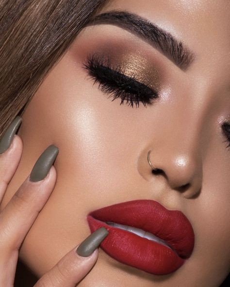 matte red lips and golden smokey eye look by @iluvsarahii Makeup Bibir, Makeup Cantik, Peekaboo Highlights, Lip Lipstick, Video Makeup, Christmas Makeup Look, Red Lip Makeup, Beauty Make-up, Makijaż Smokey Eye