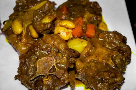 CURRIED OXTAIL Oxtail Jamaican, Oxtail Curry Recipe, Beef Ribs In Oven, Oxtail Recipes Easy, Cooking Oxtails, Oxtail Recipe, How To Make Curry, Braised Oxtail, Rice Peas