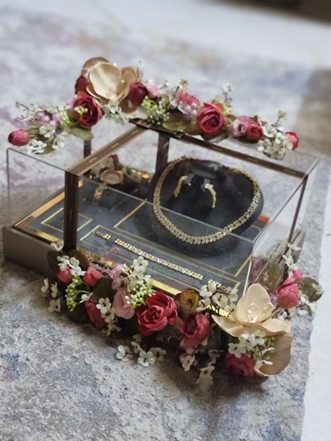 Wedding Thaal, Box Hantaran, Wedding Gift Hampers, Nikah Ceremony, Silver Bracelet Designs, Engagement Gift Boxes, Trousseau Packing, Bridal Gift Wrapping Ideas, Engagement Inspo