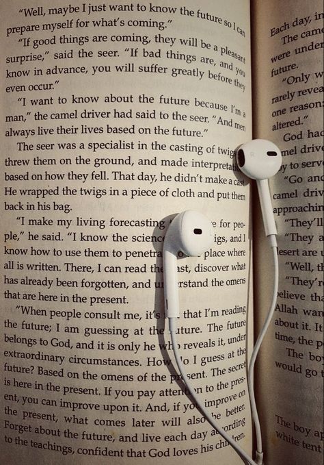 Earphones Aesthetic Photography, Book With Earphones Aesthetic, Book And Earphone Aesthetic, Clemence Core, Music Earphones Aesthetic, Earphones Wallpaper, Wired Earphones Aesthetic, Earphone Photography, Shirin Core