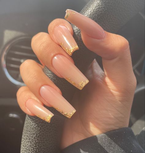 Nude And Gold Nails Coffin, Gold Bday Nails, Natural Nails With Gold, Acrylic Nails With Gold Flakes, Cream And Gold Nails, Nude Acrylic Nails With Design, Neutral Nails With Gold, Gold Ombre Nails, Acrylic Nails Coffin Ombre