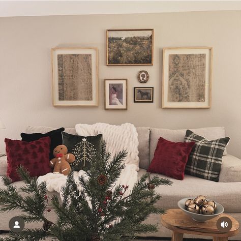 Christmas Pillows Living Room, Couch Decor Christmas, Christmas Throw Pillows Couch Ideas, Pillow Arrangement Couch, Livingroom Christmas Decor, Christmas Throw Pillows Couch, Christmas Sofa Table Decor, Christmas Pillows On Couch, Christmas Decor Couch