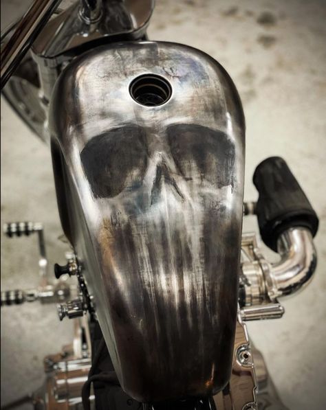 Unique Motorcycle Paint Jobs, Airbrush Motorcycle Tank, Motorcycle Tank Design, Painted Motorcycle, Gas Tank Paint, Skull Motorcycle, Custom Motorcycle Paint Jobs, Bike Tank, Motorcycle Custom