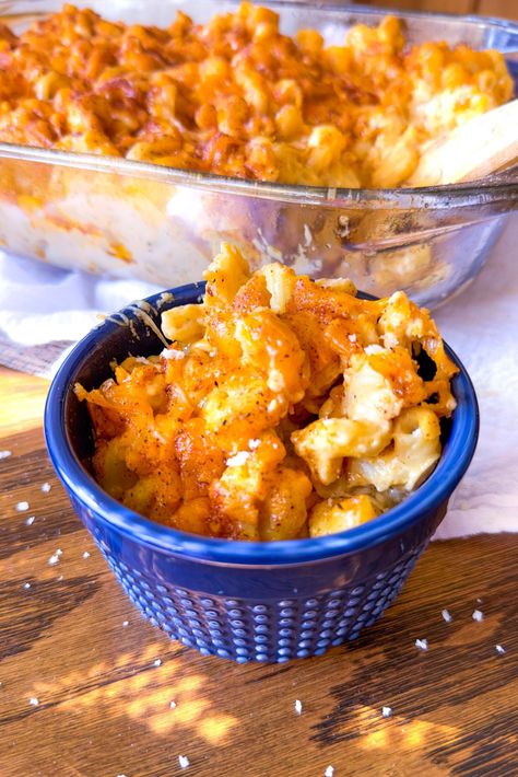 Create this ridiculously good smoked mac and cheese in your pellet smoker, Traegar, or Pit Boss! Try some yummy bacon and breadcrumbs in this creamy recipe. Authentic Pork Carnitas Recipe, Smoked Carnitas, Baked Potato With Cheese, Loaded Baked Potato Salad, Smoked Mac And Cheese, Pork Carnitas Recipe, Easy Mac N Cheese, Baked Potato Salad, Pellet Smoker