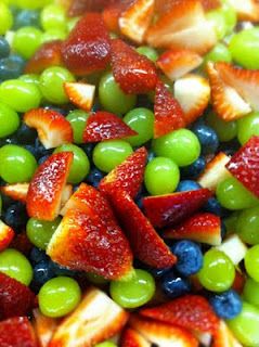 honey-lime dressing on fruit salad! Clean Fruit, Salad Breakfast, Brunch Salad, Best Fruit Salad, Honey Lime Dressing, Fresh Fruit Recipes, Salad Healthy, Dessert Aux Fruits, Lime Dressing