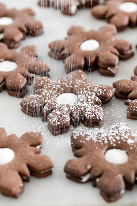 Hot Chocolate Marshmallow Linzer Cookies Holiday Dessert Table, Linzer Cookies Recipe, Christmas Bakes, Truffle Cookies, Resepi Biskut, Marshmallow Cookies, Holiday Desserts Table, Linzer Cookies, Frozen Hot Chocolate