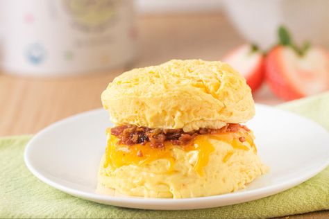 5-Minute Egg-Bun Breakfast Sandwich | Hungry Girl Egg Bun Breakfast Sandwich, Ww Treats, Egg Bun, Maple Bacon Pancakes, 10 Minute Breakfast, Chicken N Waffles, Ww Breakfast, Hungry Girl Recipes, Banana French Toast