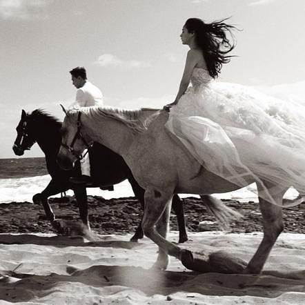 Horse Engagement Photos, Horse Wedding Photos, Beach Wedding Pics, Horse Couple, Equestrian Wedding, Horse Wedding, Wedding Photoshoot Props, Dreamy Photography, Bridal Photoshoot