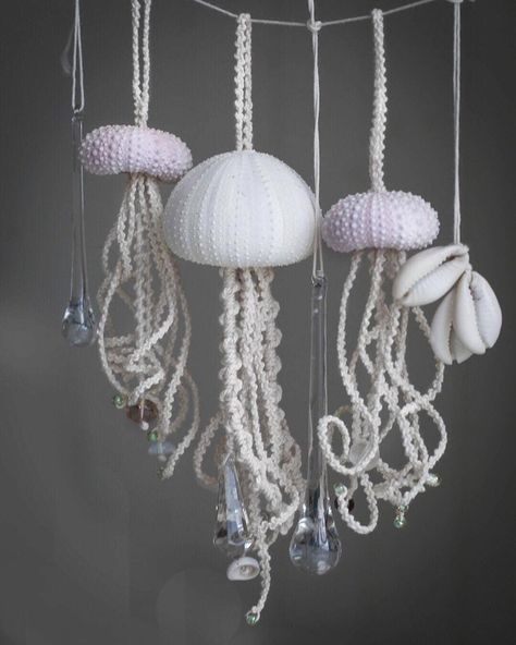 Diy Macrame Wall Hanging, Modern Knitting Patterns, Crochet Feather, Shell Crafts Diy, Sea Crafts, Modern Knitting, Macrame Curtain, Underwater Creatures, Macrame Patterns Tutorials