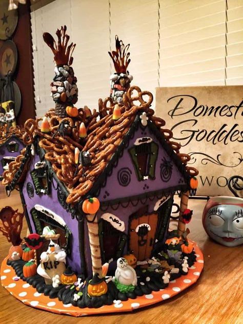 Haunted Gingerbread House Gingerbread House Halloween, Gingerbread Haunted House, Haunted Candy House, Haunted Gingerbread House Diy, Haunted Gingerbread House, Graham Cracker House, Halloween Gingerbread House, Fun Halloween Desserts, Halloween Diorama