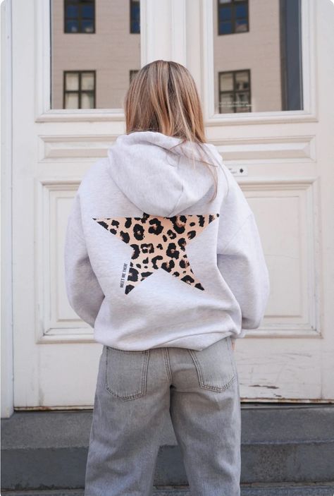 Star Girl Outfit, Trending Hoodies, Meet Me There, Star Hoodie, Outfit Inspo Casual, Winter Hoodies, Stockholm Fashion, Hoodie Outfit, Cute Everyday Outfits