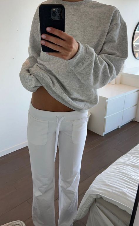 Stockholm Style Sweatpants, Low Rise Joggers Outfit, Low Rise Joggers, Low Waisted Pants Outfit, Victoria Secret 2000s, Low Waist Sweatpants, Low Rise Pants Outfit, Low Rise Outfit, Low Rise Sweatpants