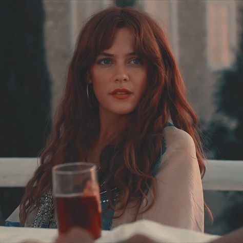 𝗱𝗲𝘀𝗰. Daisy Jones & the Six. 𝘁𝗮𝗴𝘀. #DaisyJones&TheSix #DaisyJones #RileyKeough Daisy Jones and the Six. Daisy Jones and the Six Icon. Daisy Jones and the Six Aesthetic. Daisy Jones Icon. Daisy Jones Aesthetic. Riley Keough. Riley Keough Icon. Riley Keough Aesthetic. Daisy Jones and the Six Riley Keough. Riley Keough Daisy Jones. 70s Bangs Wavy Hair, Daisy Jones Red Hair, 70s Side Bangs, Hippy Bangs, Daisy Jones Hair Color, Daisy Jones Bangs, Riley Keough Red Hair, 70s Hair Color, Daisy Jones Haircut