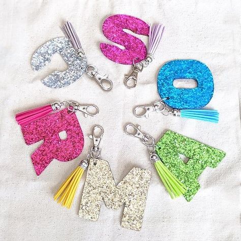 Initial Keychains, Make A Keychain, Joy Craft, Crazy Laura, How To Make Leather, Glitter Crafts, Glitter Letters, Cricut Joy, Glitter Diy