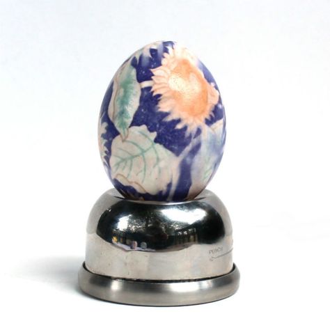 Coloring Easter Eggs with Silk Ties - FiberArtsy.com Silk Dyed Eggs, Easter Sunday Brunch, Decorate Easter Eggs, Vendor Fair, Dye Easter Eggs, Art Faces, Diy Spring Wreath, Egg Dye, Easter Egg Dye